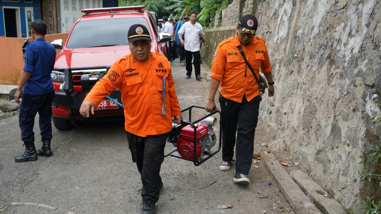 Petugas BPBD Kota Cilegon saat membawa mesin penyedot air sebagai upaya penanganan musim kemarau.
