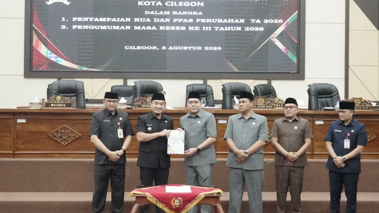 Wali Kota Cilegon Robinsar saat menyerahkan rancangan perubahan KUA PPAS tahun 2026 kepada Ketua DPRD Kota Cilegon Rizki Khairul Ichwan.