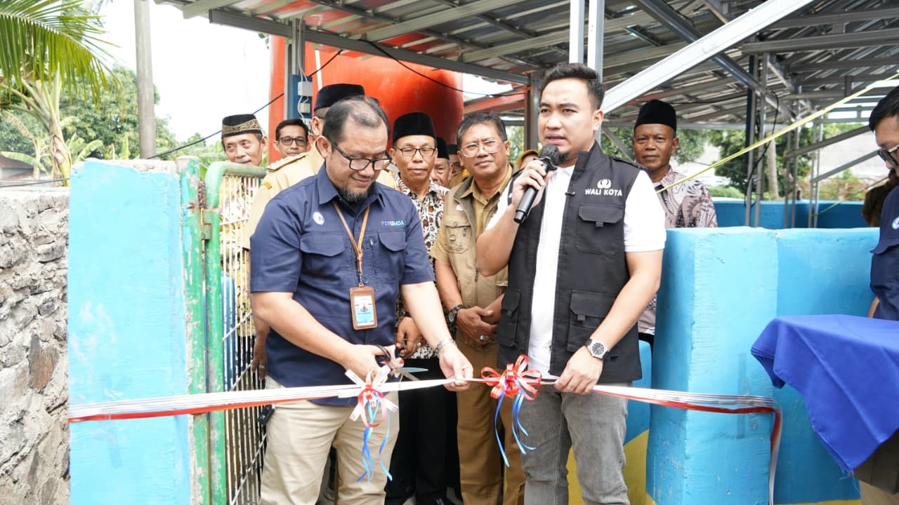 Wali Kota Cilegon Robinsar saat meresmikan sumur di Lebak Gede.