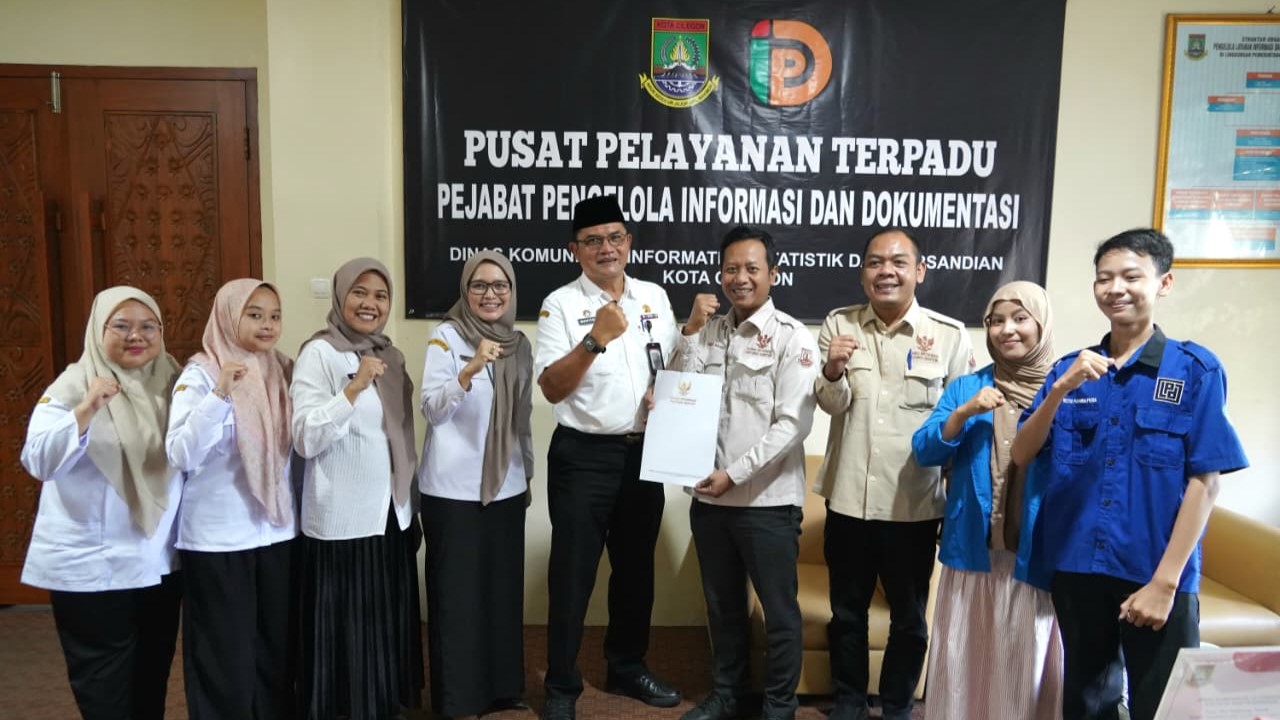 Plt. Kepala Diskominfo Cilegon Noviyogi Hermawan bersama Komisi Informasi Provinsi Banten saat penilaian keterbukaan informasi publik Pemkot Cilegon.