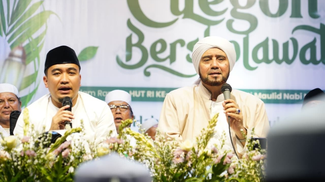 Wali Kota Cilegon Robinsar bersama Habib Syech dalam acara Cilegon Bersholawat.