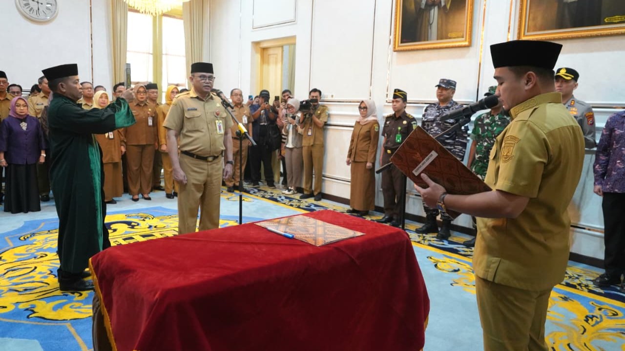 Wali Kota Cilegon Robinsar saat melantik Sekda Cilegon Definitif Ahmad Aziz Setia Ade Putra di Rumah Dinas Wali Kota Cilegon.