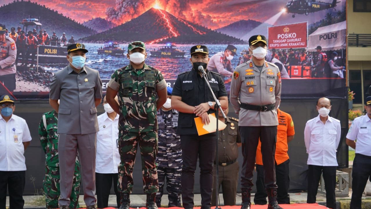 Wali Kota Cilegon Robinsar saat apel kesiapsiagaan hadapi potensi bencana erupsi Gunung Anak Krakatau.