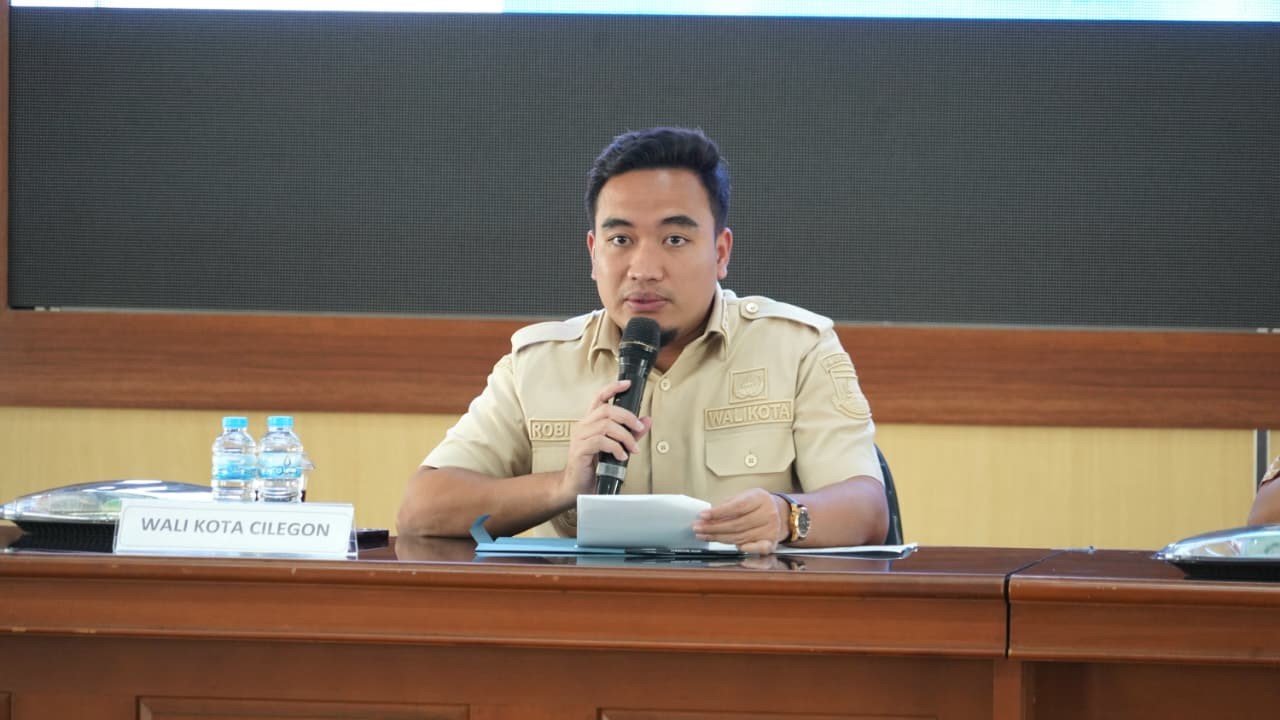 Wali Kota Cilegon Robinsar minta data UHC di evaluasi.