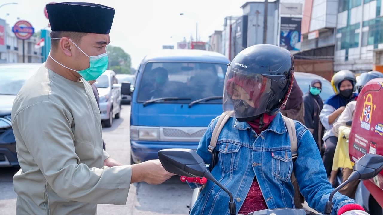 Wali Kota Cilegon Robinsar bagikan masker untuk para pengendara di Kota Cilegon.