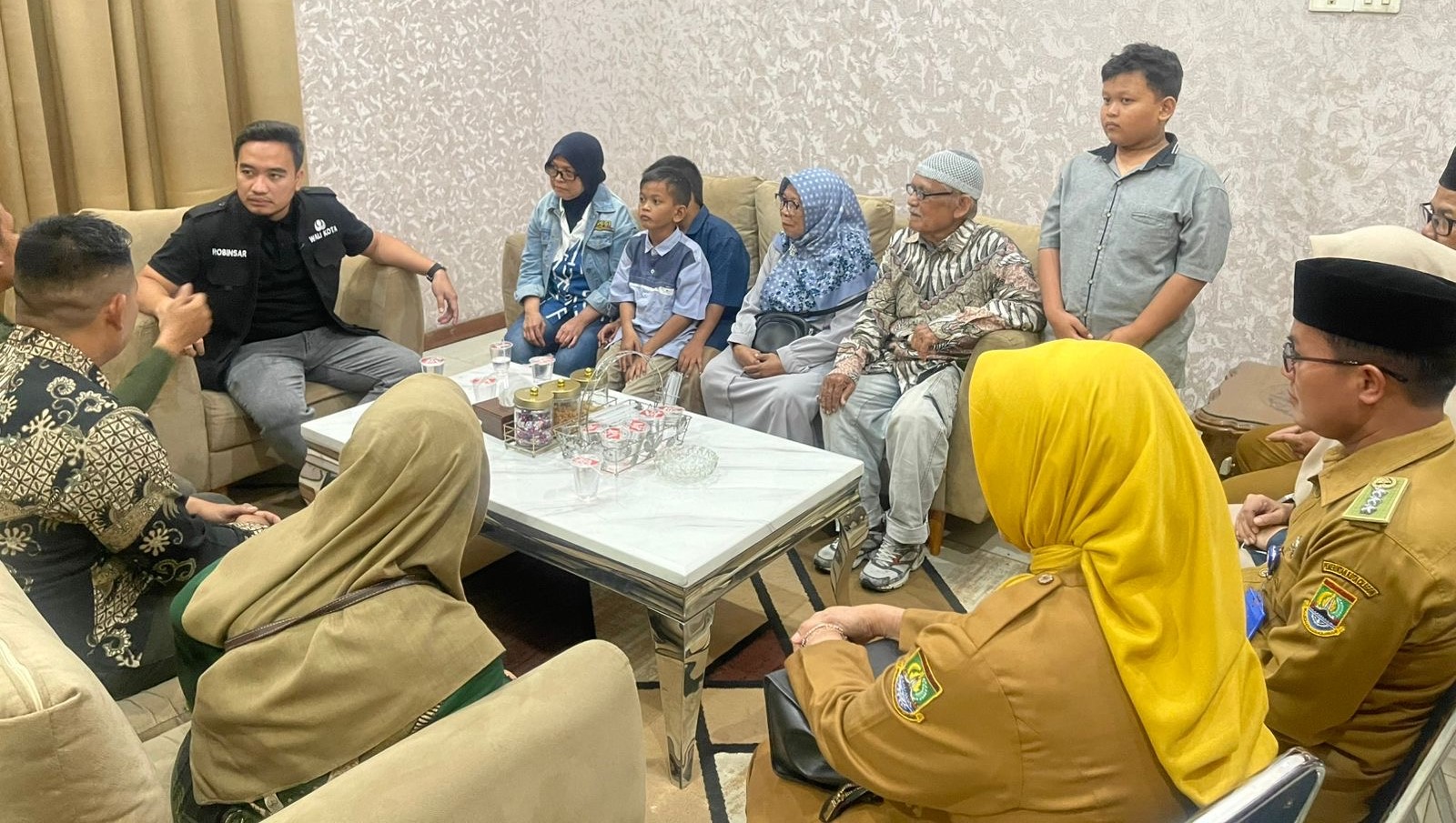Wali Kota Cilegon Robinsar saat menyambut kepulangan TKW asal Citangkil di Rumah Dinas Wali Kota.